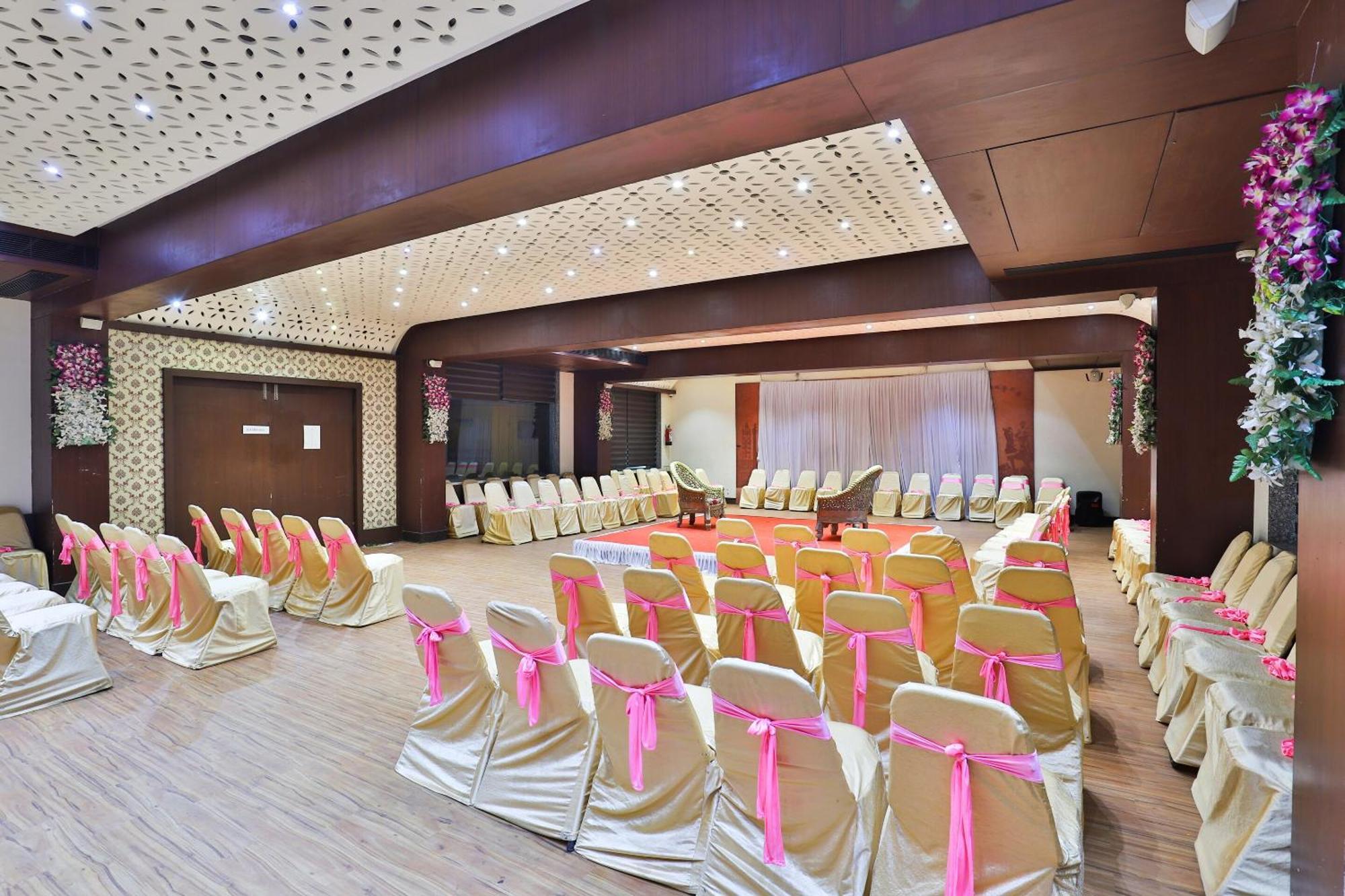OYO 4320 Hotel Aum Regency Vadodara Exterior foto